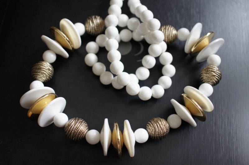 Vintage Perlenkette Runde Weiße Farbscheibe Mit Gold Perlen, Kugeln M-062 von LOVNTG