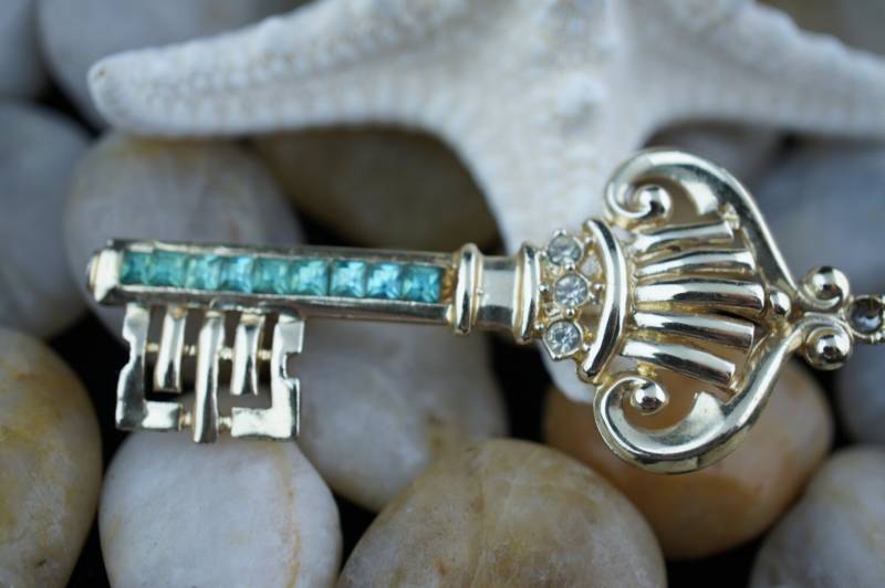 Vintage Schlüssel Pin Brosche in Gold Ton Mit Aqua Blau-Grün Cz Art Deco Schmuck Zirkonia Vintage Kette Verschluss Musik U043 von LOVNTG