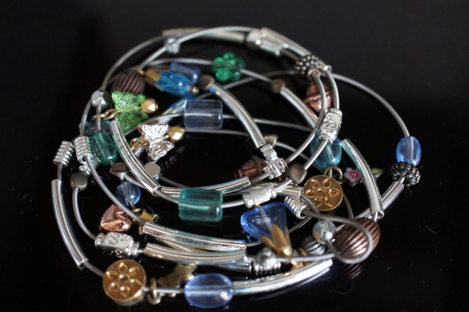 Vintage Schmuck Armband Set 7 Perlen Braun Weiß Stretch Charm T-022 von LOVNTG