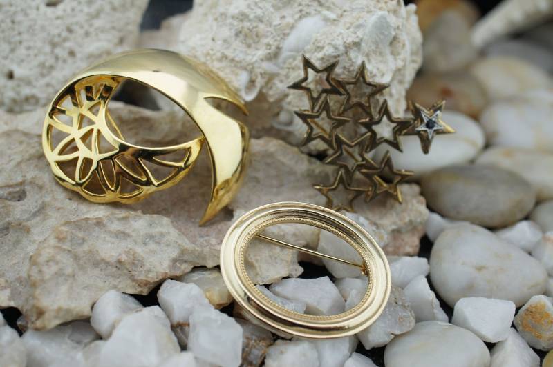 Vintage Schmuck Art Pin Brosche Gold Ton Stern Kreis Mond Geschnitzt Circa Modernist Anmutiges Set Sa217 von LOVNTG