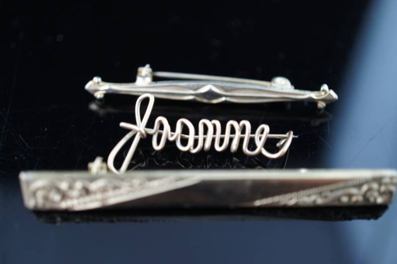 Vintage Schmuck Art Pin Brosche Goldfarben Schmal, Streifen Set Circa Modernist Anmutig Q32 von LOVNTG