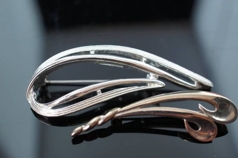 Vintage Schmuck Art Pin Brosche Silber Locke Sarah Cov Circa Modernist Graceful Q31 von LOVNTG