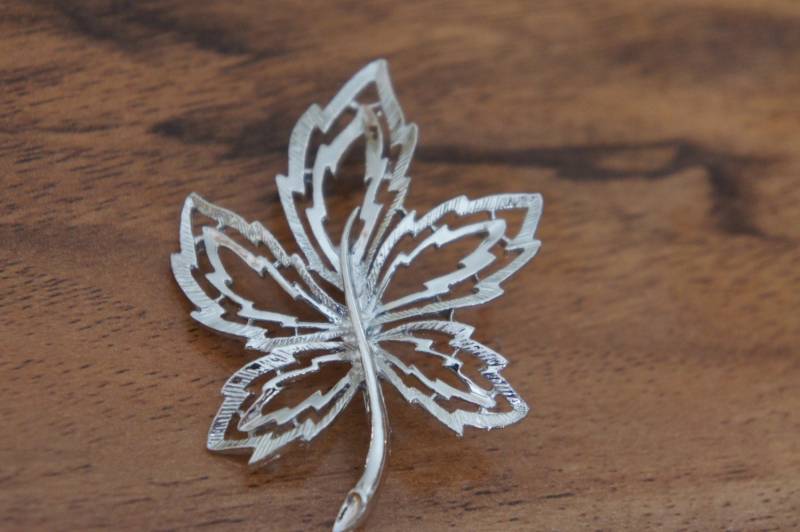 Vintage Schmuck Brosche Anstecknadel Silber Blatt Blätter E-074 von LOVNTG
