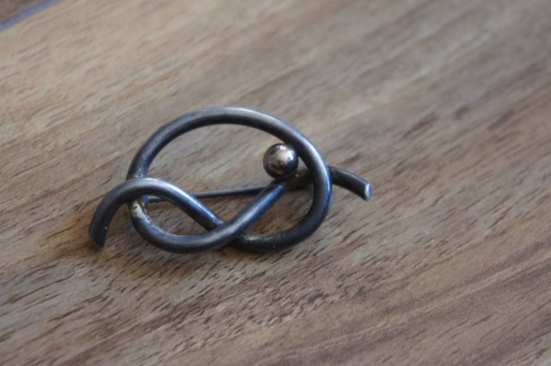 Vintage Schmuck Brosche Anstecknadel Sterling Silber 925 14K Kugel Signiert Infinity Sammlerstück Designer Marke Crafter W-197 von LOVNTG