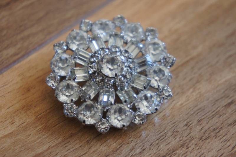 Vintage Schmuck Brosche Anstecknadel Strass Aurora Borealis Cz Silber Designer Weiss W-189 Vintage Schmuck Brosche Anstecknadel Strass Aurora Borealis Cz Silber Designer Weiss W-189 von LOVNTG