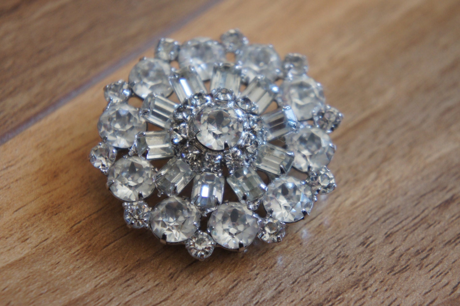 Vintage Schmuck Brosche Anstecknadel Strass Aurora Borealis Cz Silber Designer Weiss W-189 von LOVNTG