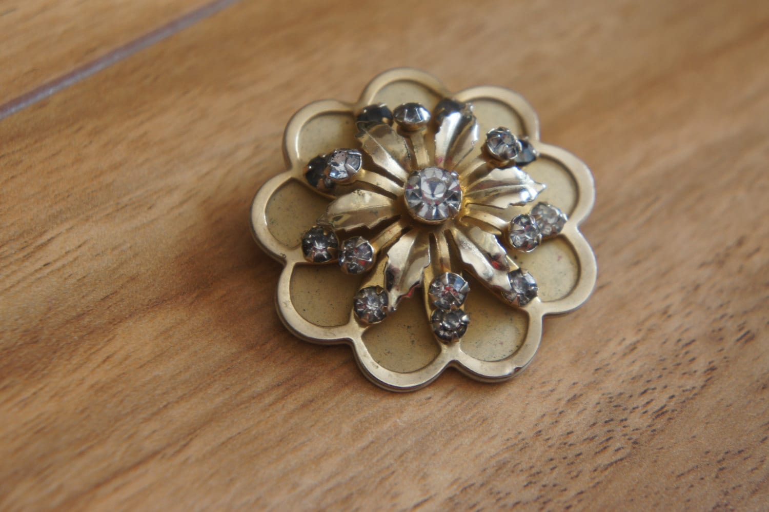 Vintage Schmuck Brosche Cz Aurora Borealis Funkelnde Steine 1960Er Blume Blatt Gold Filled W-128 von LOVNTG