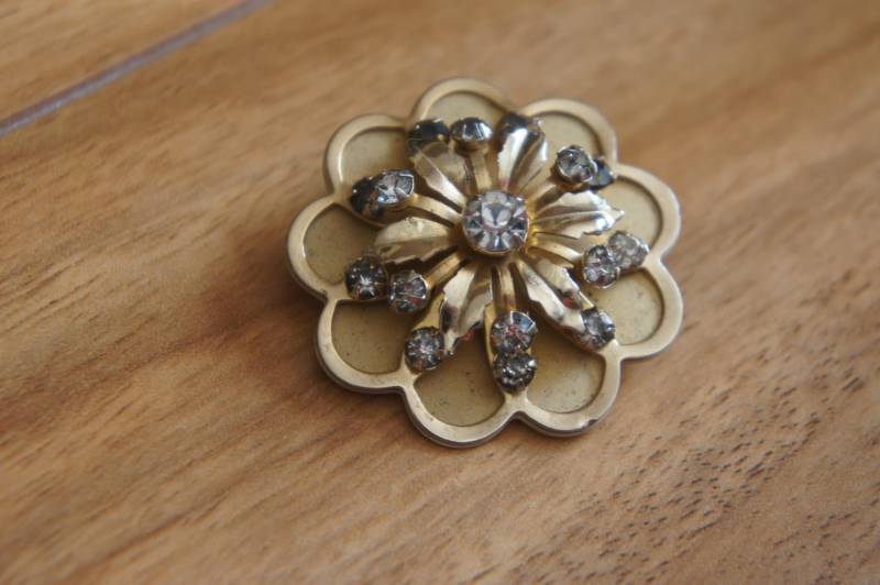 Vintage Schmuck Brosche Cz Aurora Borealis Funkelnde Steine 1960Er Blume Blatt Gold Filled W-128 von LOVNTG