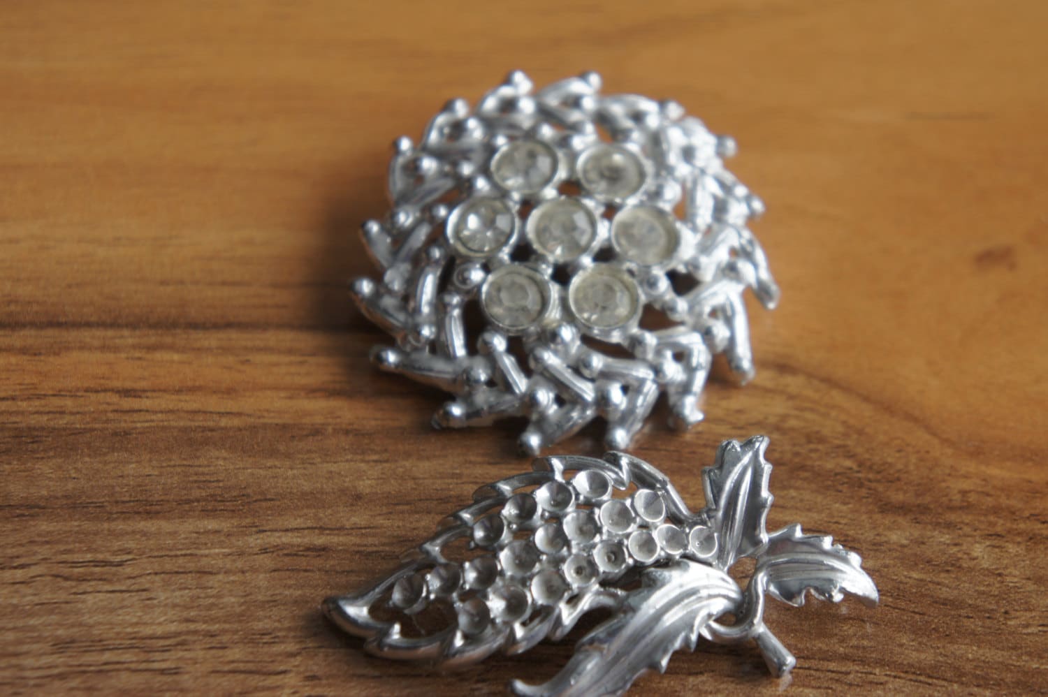 Vintage Schmuck Brosche Cz Aurora Borealis Funkelnde Steine Silber Signiert Blume Blatt E-179 von LOVNTG