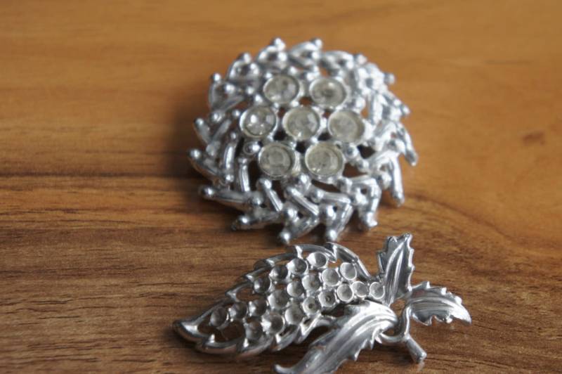 Vintage Schmuck Brosche Cz Aurora Borealis Funkelnde Steine Silber Signiert Blume Blatt E-179 von LOVNTG