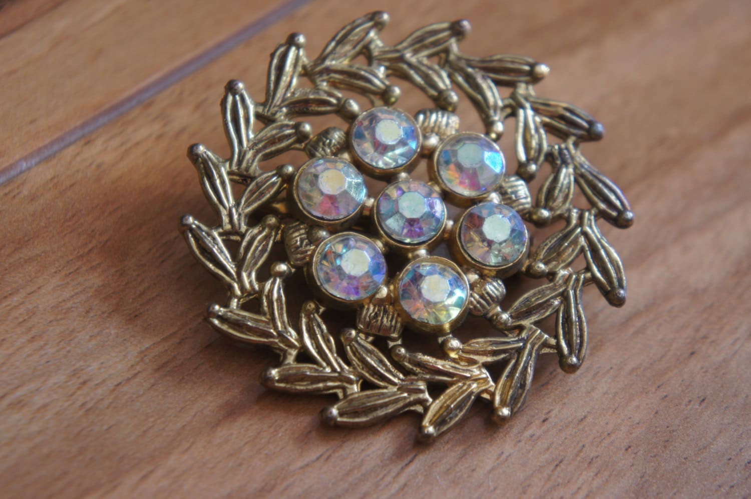 Vintage Schmuck Brosche Cz Aurora Borealis Sparkly Stones 1960Er Jahre Kranz Blatt W-127 von LOVNTG