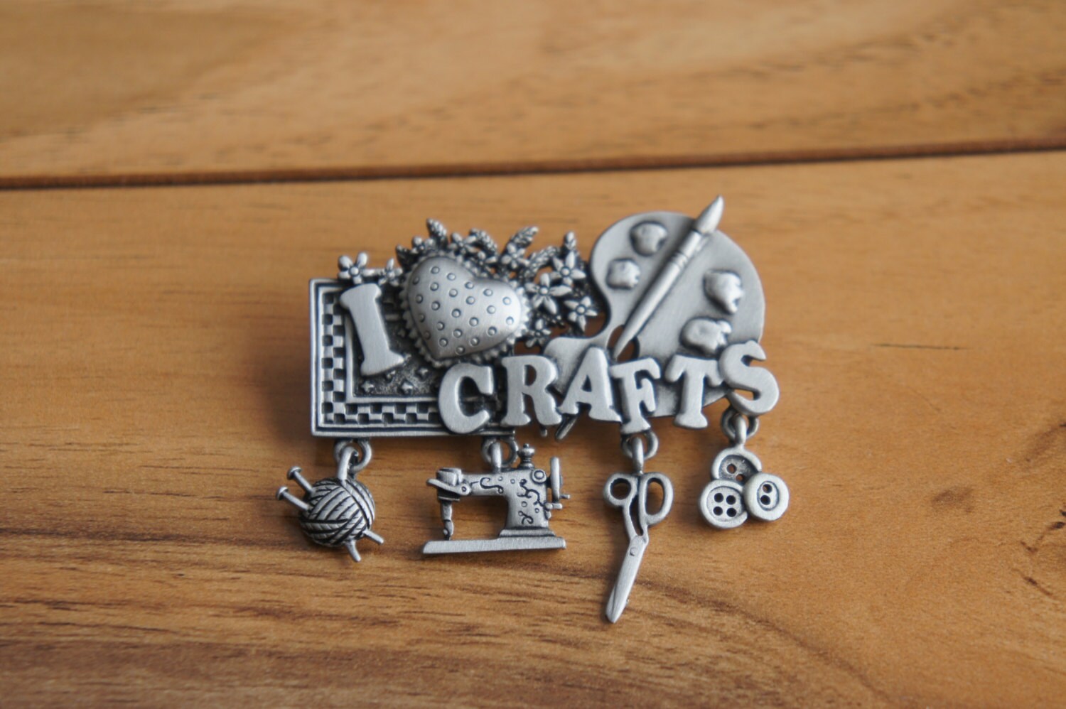 Vintage Schmuck Brosche I Love Crafts Garn Schere Meterhut Blume Herz Kunsthandwerk Spooniiques Signiert E-185 von LOVNTG