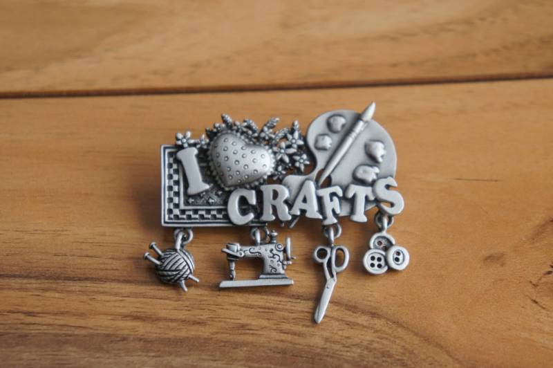 Vintage Schmuck Brosche I Love Crafts Garn Schere Meterhut Blume Herz Kunsthandwerk Spooniiques Signiert E-185 Vintage Schmuck Brosche I Love Crafts Garn Schere Meterhut Blume Herz Kunsthandwerk Spooniiques Signiert E-185 von LOVNTG