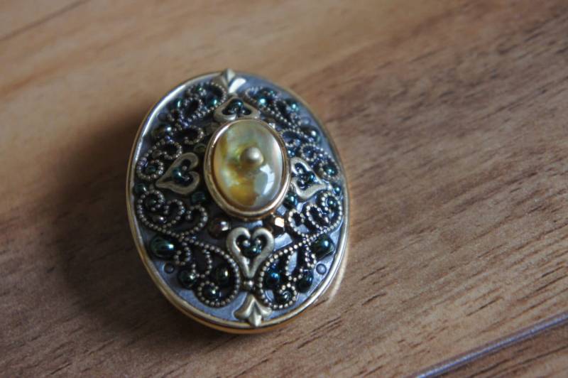 Vintage Schmuck Brosche Pin Anhänger 2 in 1 Michal Golan Signiert Gold Filifrei Grün Gelb C-003 von LOVNTG