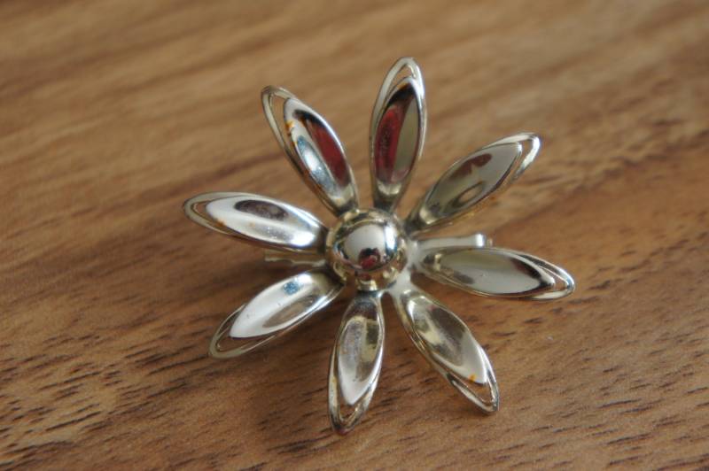 Vintage Schmuck Brosche Pin Blume Gold Kamille W-160 von LOVNTG