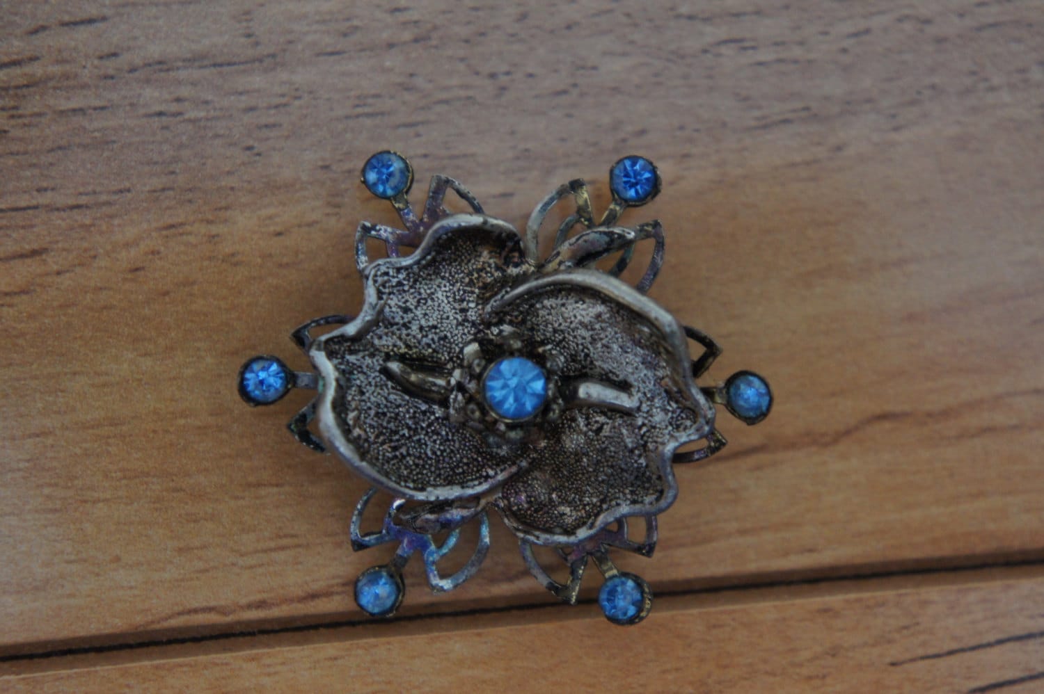 Vintage Schmuck Brosche Pin Cz Aurora Borealis Blaue Steine E-073 von LOVNTG