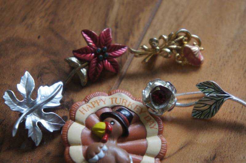 Vintage Schmuck Brosche Pin Design Blatt Ast Blume Gold Silber Emailliert Türkei Cz Strasssteine X-001 von LOVNTG