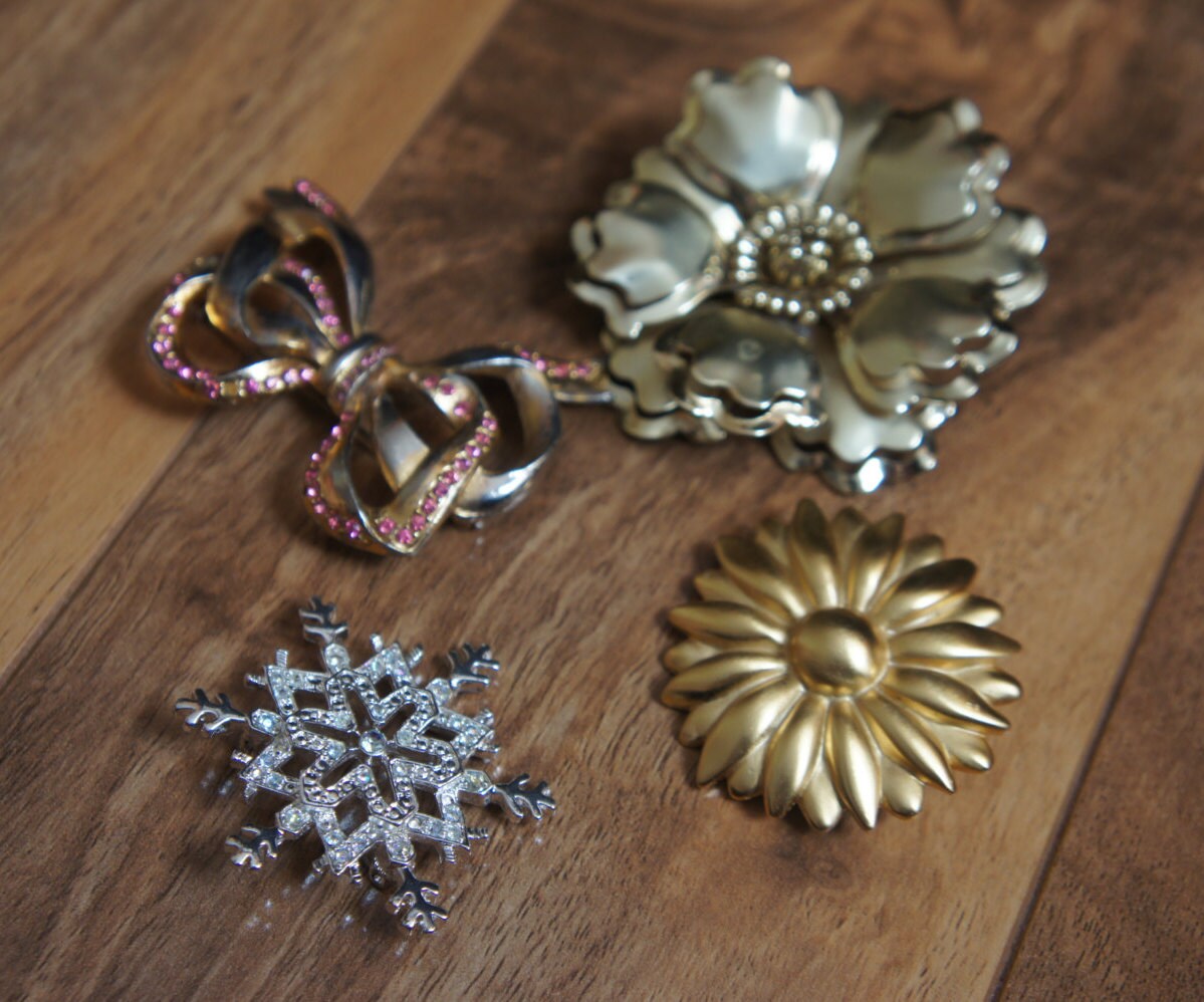 Vintage Schmuck Brosche Pin Design Schleife Schneeflocke Blume Gold Cz Strasssteine X-068 von LOVNTG