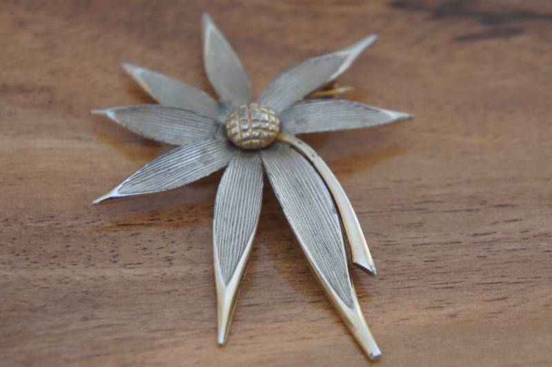 Vintage Schmuck Brosche Pin Designer Kramer Silber Gold Signiert Blume Sammlerstück E-089 von LOVNTG