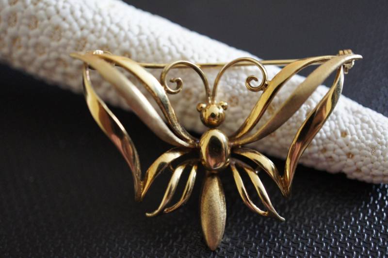 Vintage Schmuck Brosche Pin Germany Design Filigran Spirale 14K Gold Massiv Schwerer Schmetterling von LOVNTG