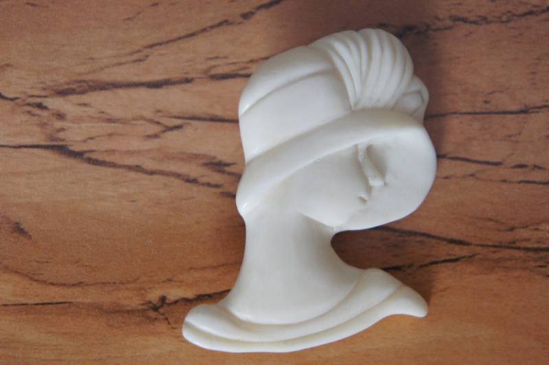 Vintage Schmuck Brosche Pin Hand Geschwungen Frau /Lady Cameo Sammlerstück Handarbeit E-036 von LOVNTG