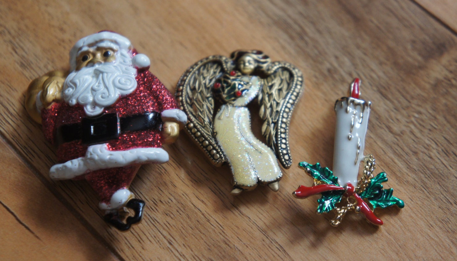 Vintage Schmuck Brosche Pin Set Design Weihnachten, Neujahr, Weihnachtsmann, Engel, Kerze X-087 von LOVNTG