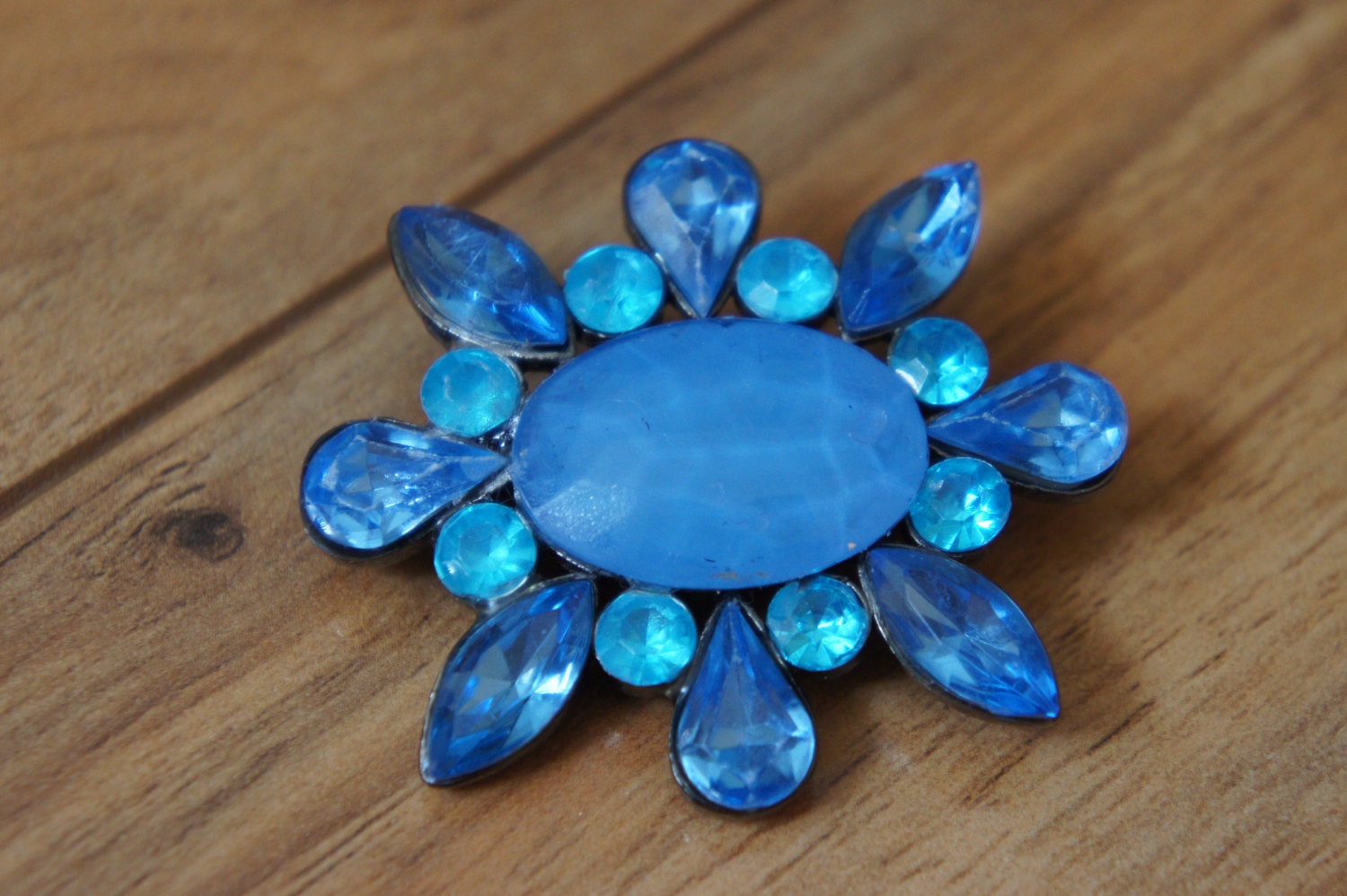 Vintage Schmuck Brosche Pin Silber Ton Cz Strass, Aurora Borealis, Blaue Blume, Oval F-017 von LOVNTG