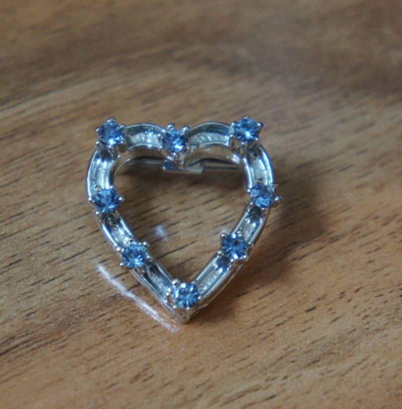 Vintage Schmuck Brosche Pin Silber Ton Cz Strass, Herz/ Blau F-045 von LOVNTG