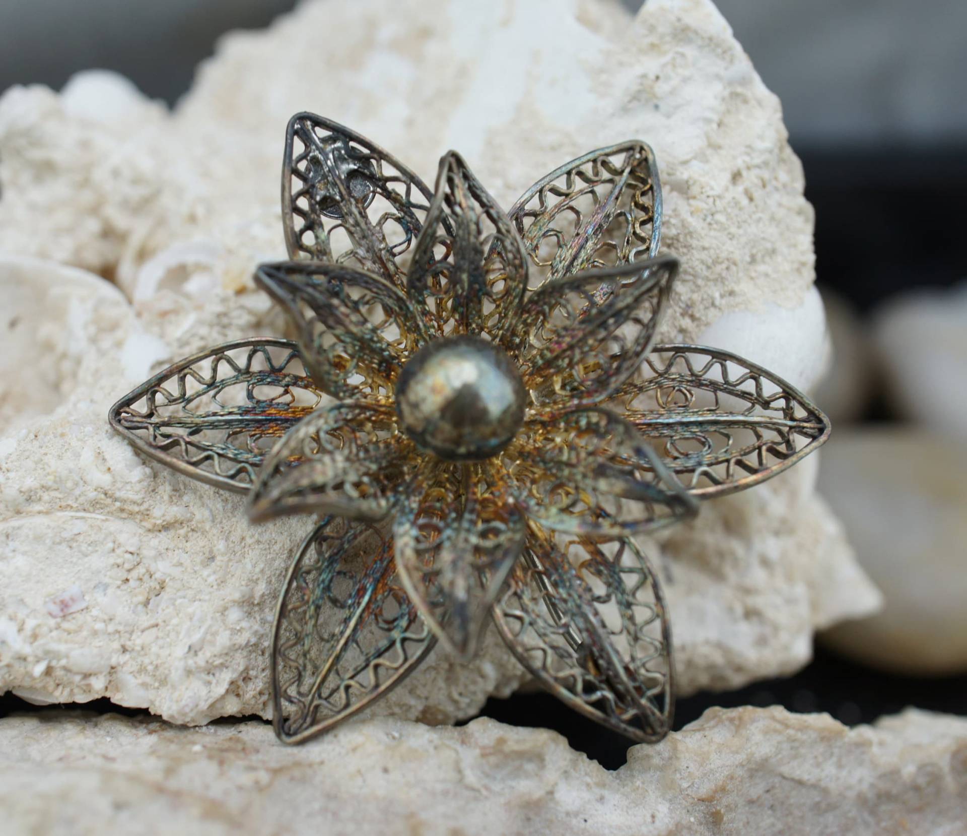 Vintage-Schmuck Brosche Pin Sterling Silber 925 Filigrane Blumen Lilium Lilie Markenzeichen; Durchbrochene Art Deco Modernist Circa St559 von LOVNTG