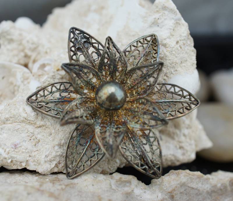 Vintage-Schmuck Brosche Pin Sterling Silber 925 Filigrane Blumen Lilium Lilie Markenzeichen; Durchbrochene Art Deco Modernist Circa St559 von LOVNTG