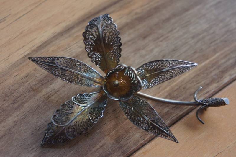 Vintage Schmuck Brosche Pin Sterlingsilber 925 Filigrane Blumen Lilium Lilie Markenzeichen; Durchbrochene Cr Signiert E-125 von LOVNTG