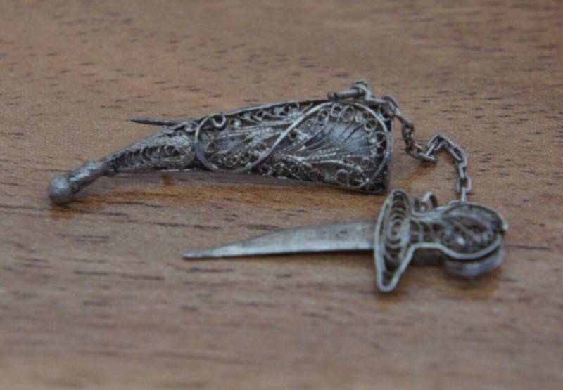 Vintage Schmuck Brosche Pin Sterlingsilber 925 Schwert Handgefertigte Filigrane Jewlry Sammlerstücke 2 Stück E-080 von LOVNTG