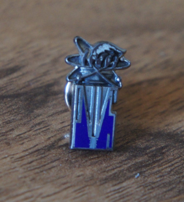 Vintage Schmuck Brosche Pin Symbol Abzeichen Sterlingsilber Signiert Jostens L-061 von LOVNTG