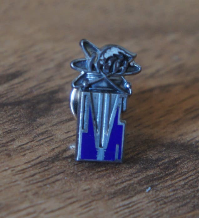 Vintage Schmuck Brosche Pin Symbol Abzeichen Sterlingsilber Signiert Jostens L-061 von LOVNTG