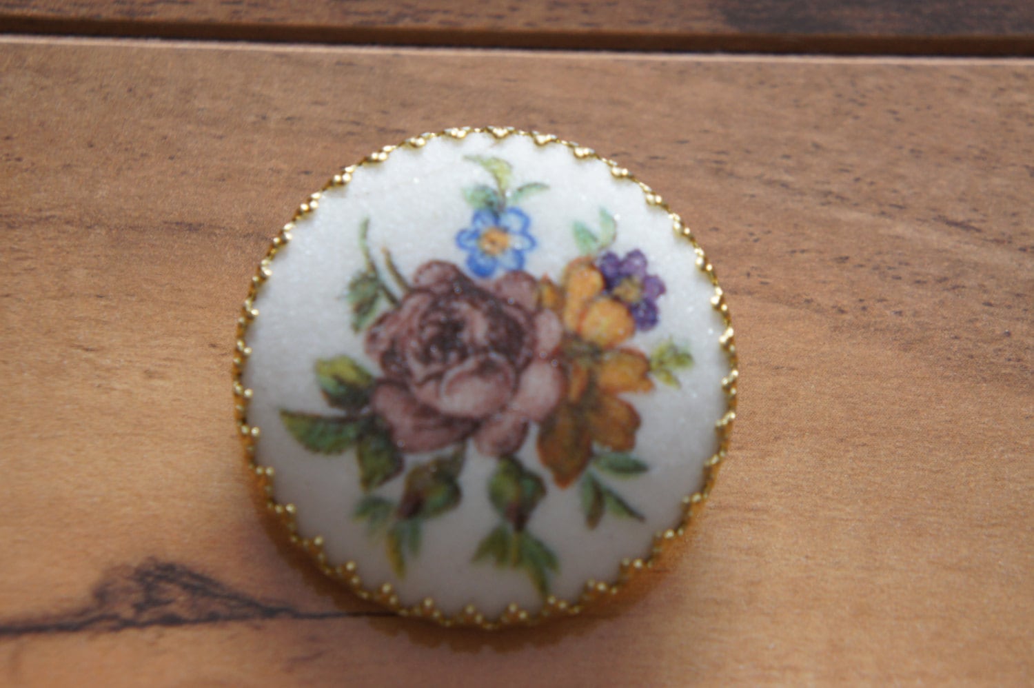 Vintage Schmuck Brosche Pin West Germany Blumenkollektion Perlen Top Siegned Designer E-038 von LOVNTG