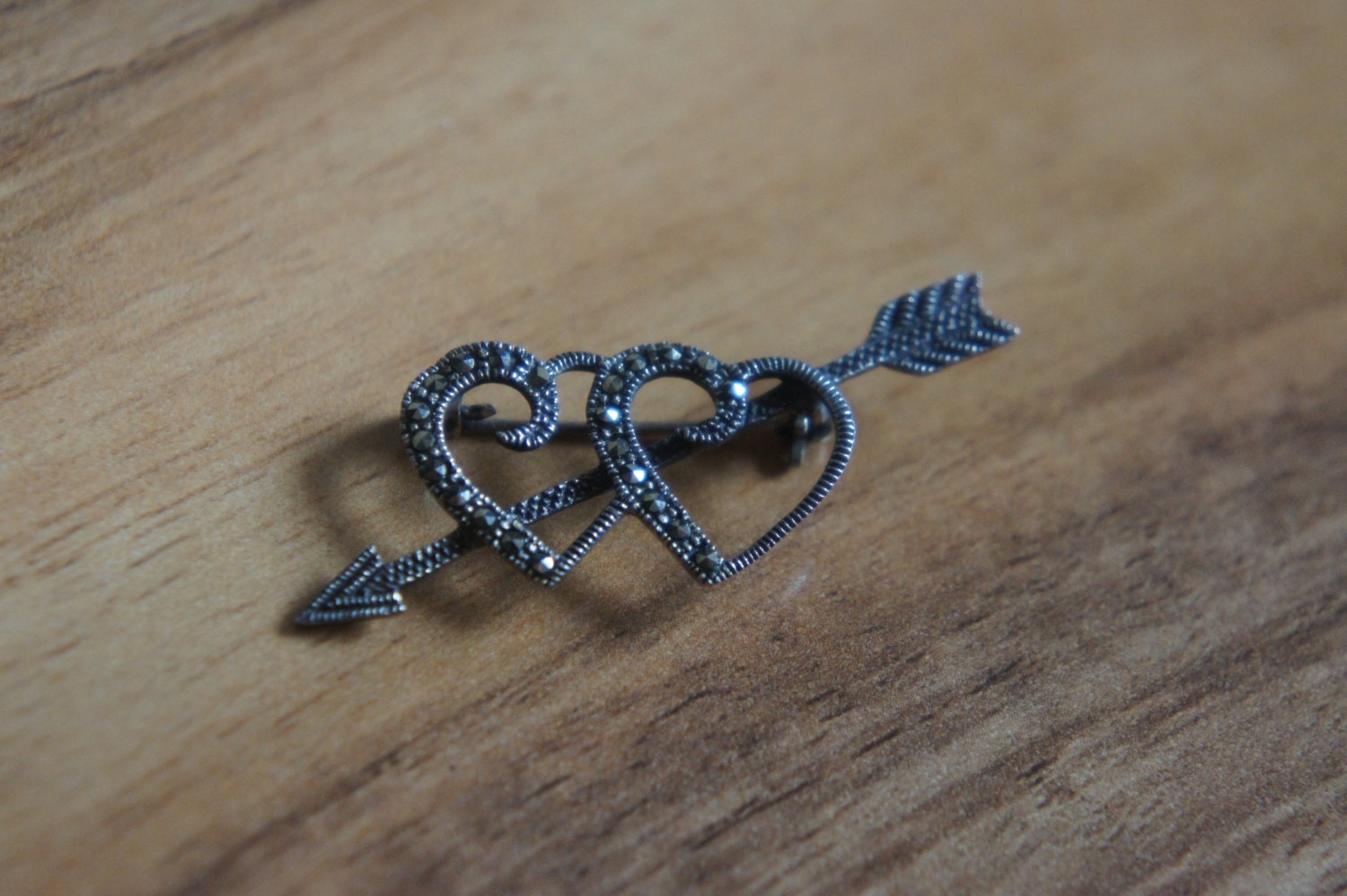 Vintage Schmuck Brosche Pin Zwei Herzen Und Pfeil Strasssteine Lieben Schöne Cz Bright Collectable Marke B-019 von LOVNTG