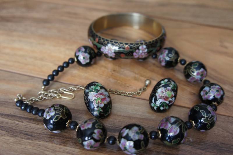 Vintage Schmuck Halskette Ohrringe Armband Set Japan Blumenmuster Design Sammlerstücke Hochzeit Schwarz Emaille Perlen E-033 von LOVNTG
