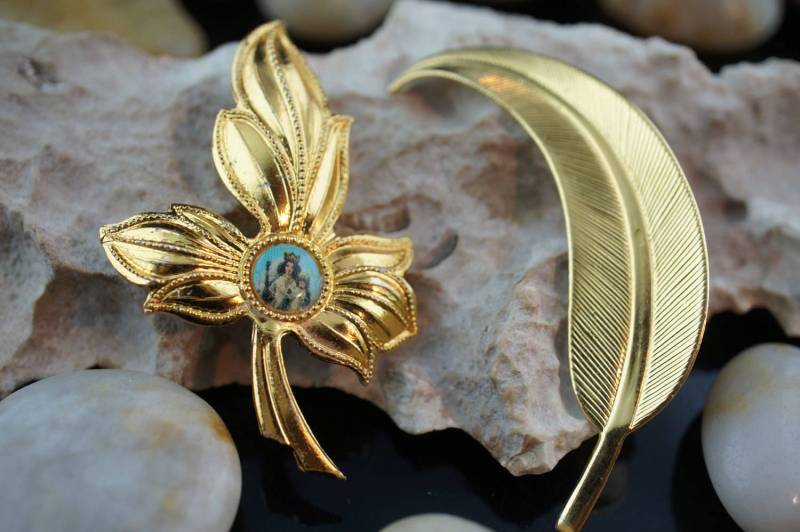 Vintage Schmuck Kunst Gold Ton Set 2 Pin Brosche Blätter Blatt Der Gott Mutter Mit Dem Kind Circa Modernist Graceful L053 von LOVNTG