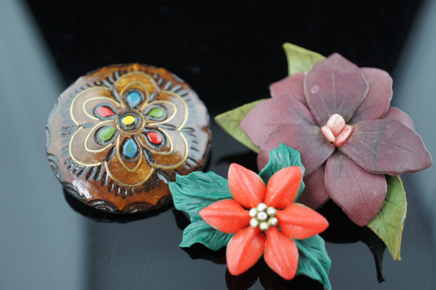 Vintage Schmuck Kunst Kunststoff Textilien Pin Brosche Blumen Design, Kreis Braun Grün Rot Circa Modernist Graceful Q29 von LOVNTG