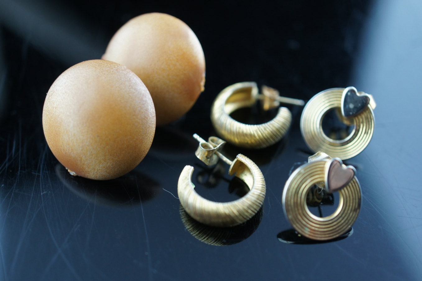 Vintage Schmuck Kunst Ohrringe Gold Braun Ton Ohrstecker Set Circa Modernist Graceful V037 von LOVNTG