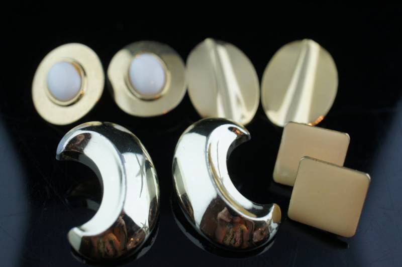 Vintage Schmuck Kunst Ohrringe Gold Ton Clip On Set Kreis Oval Mond Quadratisch Breit Zirka Modernist Graceful V132 von LOVNTG