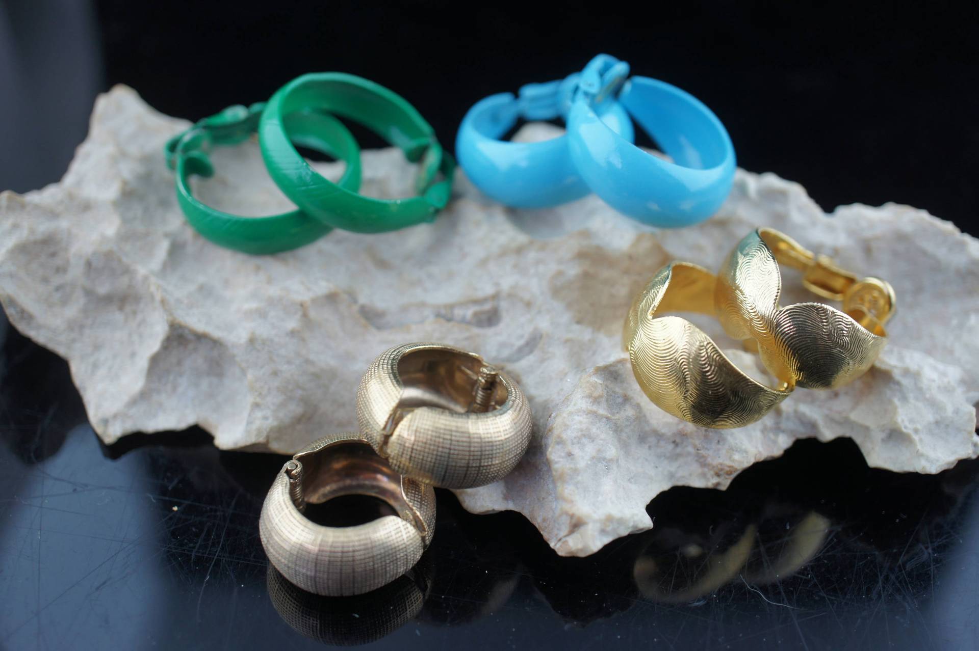 Vintage Schmuck Kunst Ohrringe Gold Ton Grün Blau Emailliert Clip On 4Er Set, Creolen, Ring Circa Modernist Graceful Cc202 von LOVNTG