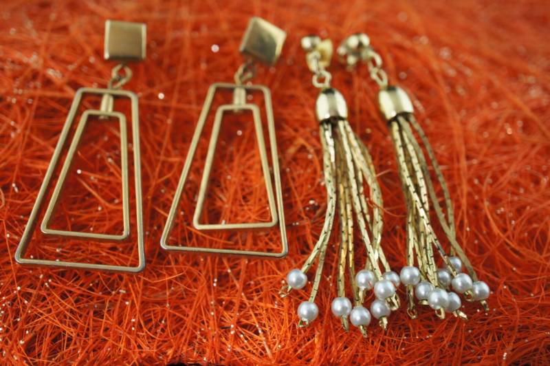 Vintage Schmuck Kunst Ohrringe Gold Ton Ohrstecker Set Tropfenteil Perlen Circa Modernist Anmutig Q42 von LOVNTG