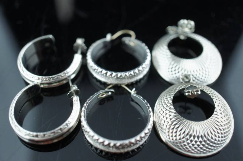 Vintage Schmuck Kunst Ohrringe Silber Ton Ohrstecker Set Handgemacht Gehämmert Circa Modernist Graceful V038 von LOVNTG