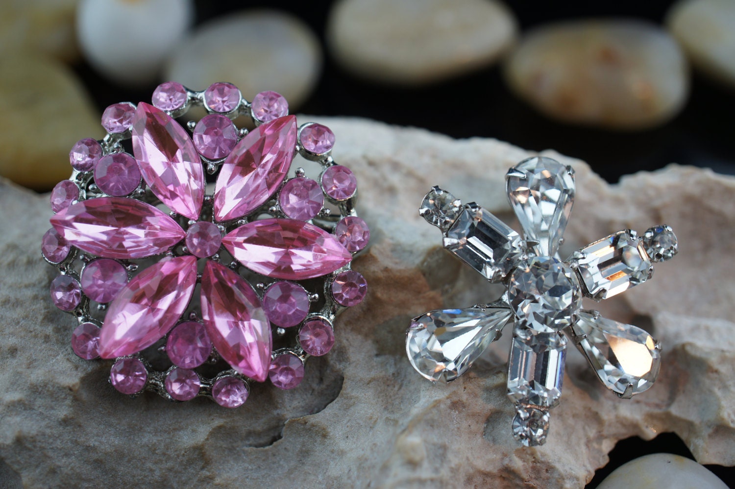 Vintage Schmuck Kunst Silber Ton Set 2 Cz Strass Steine Aurora Borealis Pin Brosche Kreis Scheibe Blume Rosa Weiß Circa Modernist Anmutig U253 von LOVNTG