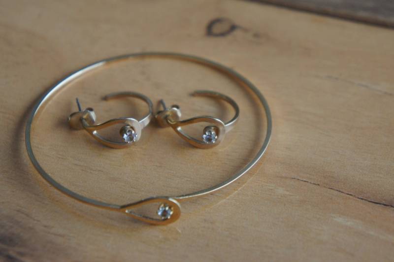 Vintage Schmuck Ohrringe Armband Designer Sammlerstück Avon Gold Piereed E-143 von LOVNTG