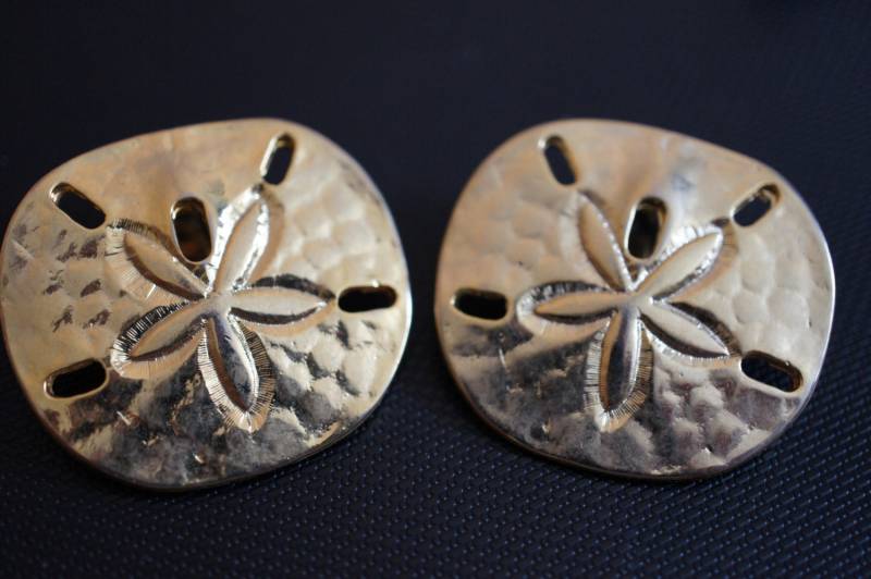 Vintage Schmuck Ohrringe Filigran Durchbrochen Blume Goldton Clip On Nachlass Gehämmert Z-082 von LOVNTG