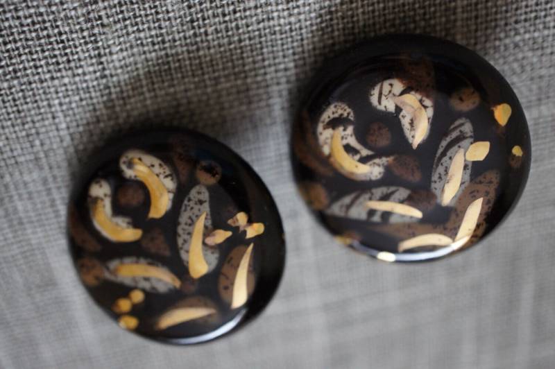 Vintage Schmuck Ohrringe Klp Auf Art Blumen-Entwurfs-Braune Goldweiß-Knopf Wie Z-252 von LOVNTG