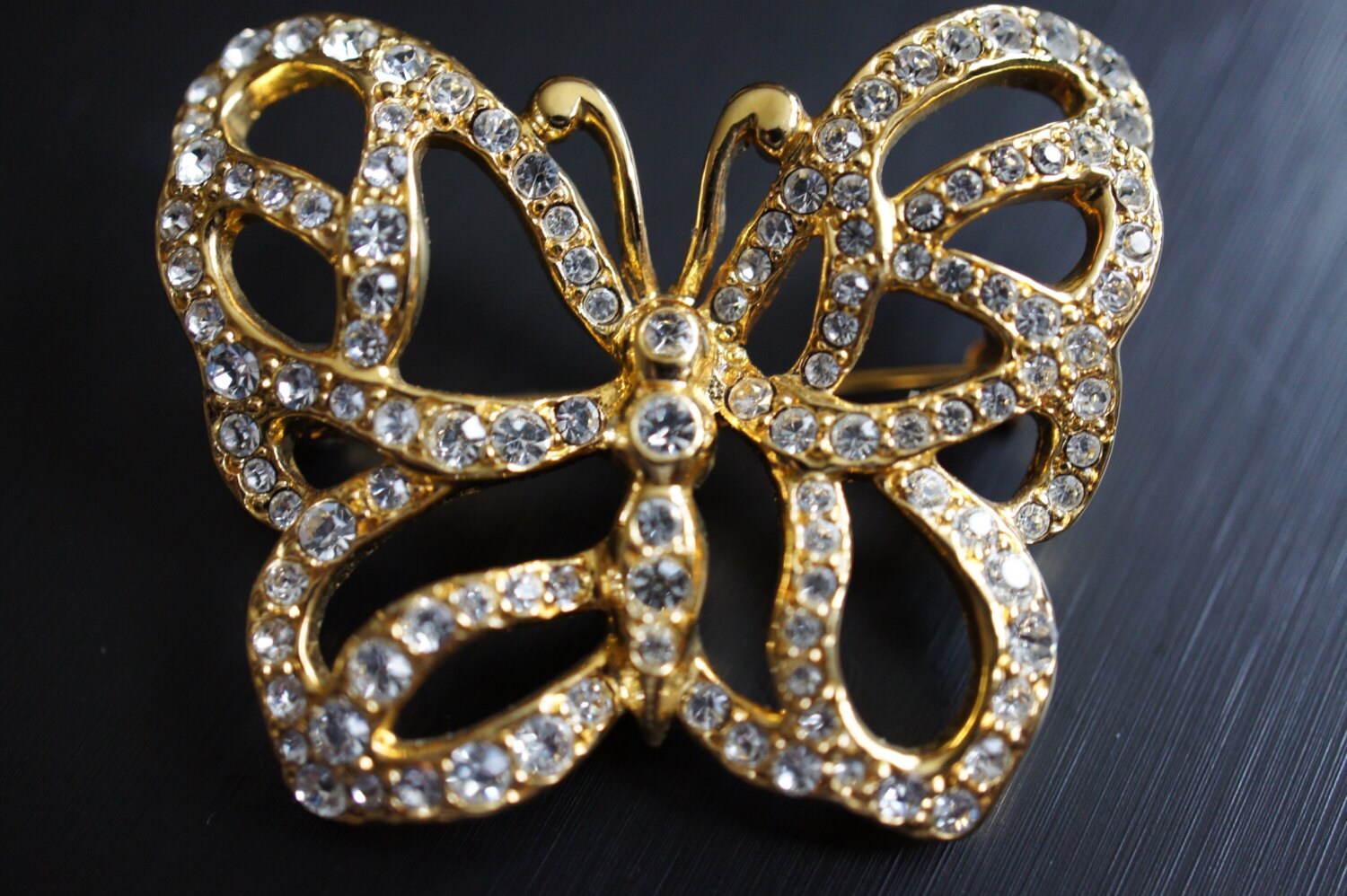 Vintage Schmuck Victorian Golden Gold Ton Mit Cz Steinen Schmetterling Fliege Insekt Brosche Wunderschön Detailreich M-063 von LOVNTG