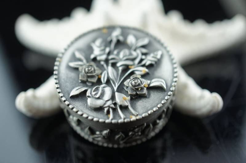 Vintage Schmuck Viktorianisch Silber Ton Blume Blumen Design Box Set Pin Brosche Ohrringe Blumenstrauß Rund Minimalistisch Modernist Anmutig Q140 von LOVNTG